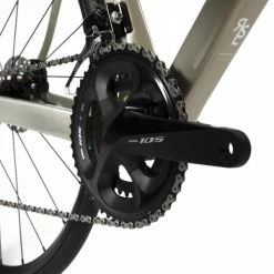 VÉLO ROUTE FEMME EDR CARBONE DISC SHIMANO 105 BEIGE 16 VÉLO ROUTE FEMME EDR CARBONE DISC SHIMANO 105 BEIGE -Pedale Ravie Soldes Magasin velo route femme edr carbone disc shimano 105 beige 6 1 600x600 1